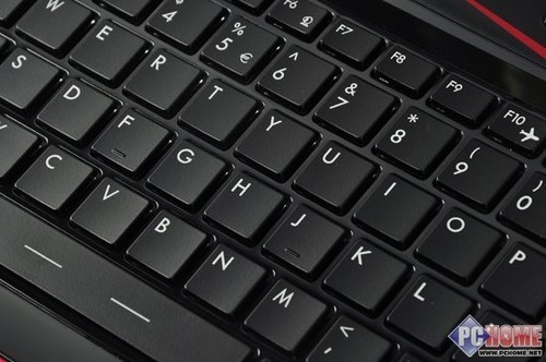 专业键盘键程适中回馈优秀较大的机身让微星gt70配置了全尺寸键盘
